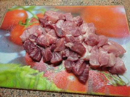 Мясо нарезать кубиками и обжарить в сотейнике до полуготовности. Мясо убрать из сотейника.