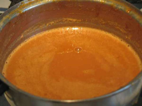 Подогреваем молоко. Вливаем его в карамель и мешать до растворения. Осторожно после того как вольете молоко, карамель начнет сильно пениться. Даем карамельному сиропу остыть. Подогреваем молоко. Вливаем его в карамель и мешать до растворения. Осторожно после того как вольете молоко, карамель начнет сильно пениться. Даем карамельному сиропу остыть.
