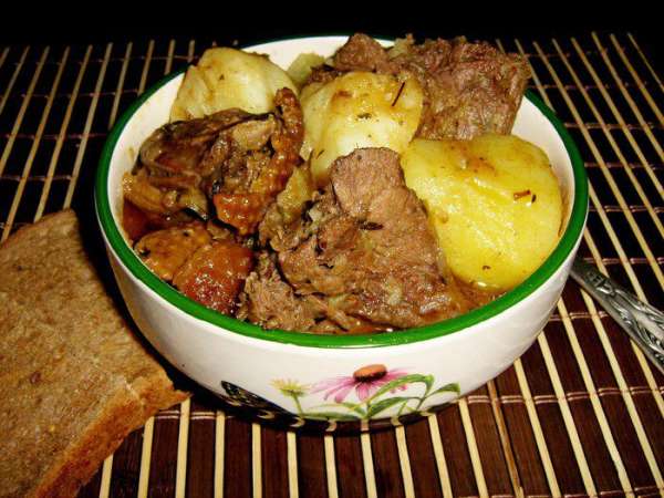 Как только мясо начнёт отделяться от костей,утка готова,попробовать на соль,если нужно до солить.На гарнир отварить рис или картофель.В порционную тарелку положить картофель(или рис),сверху выложить куски утки с соусом.Приятного аппетита!