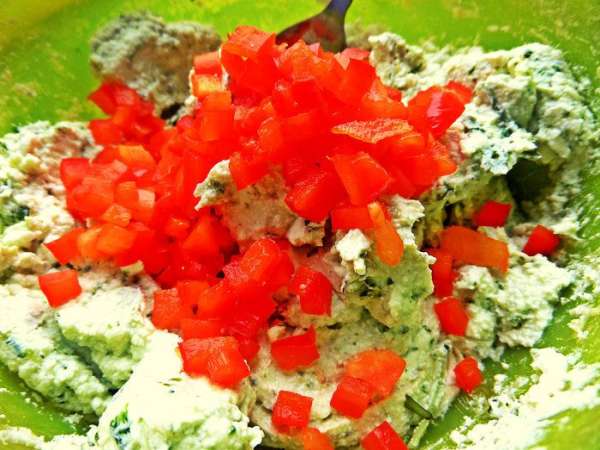 Теперь добавим перец сладкий, соль по вкусу. Теперь добавим перец сладкий, соль по вкусу.