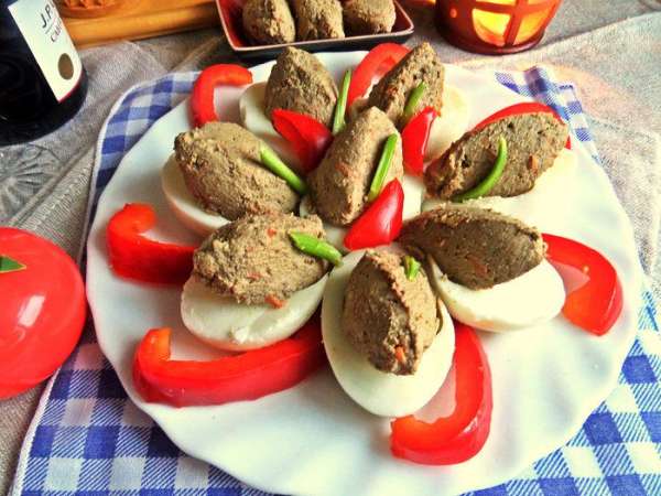 Раскладываем паштет по белкам (паштет ещё останется).