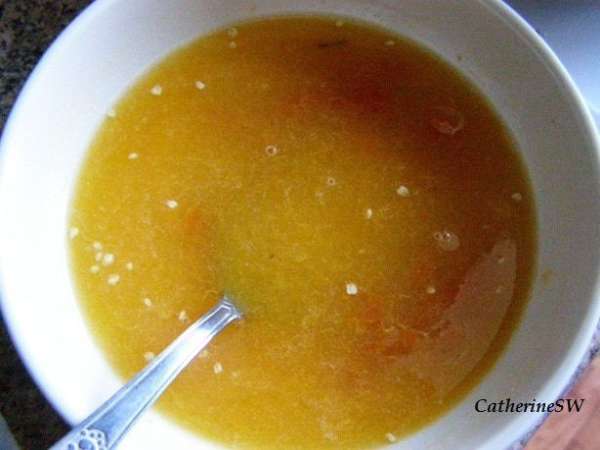 Смешаем в миске апельсиновый, лимонный сок и абрикосовый конфитюр