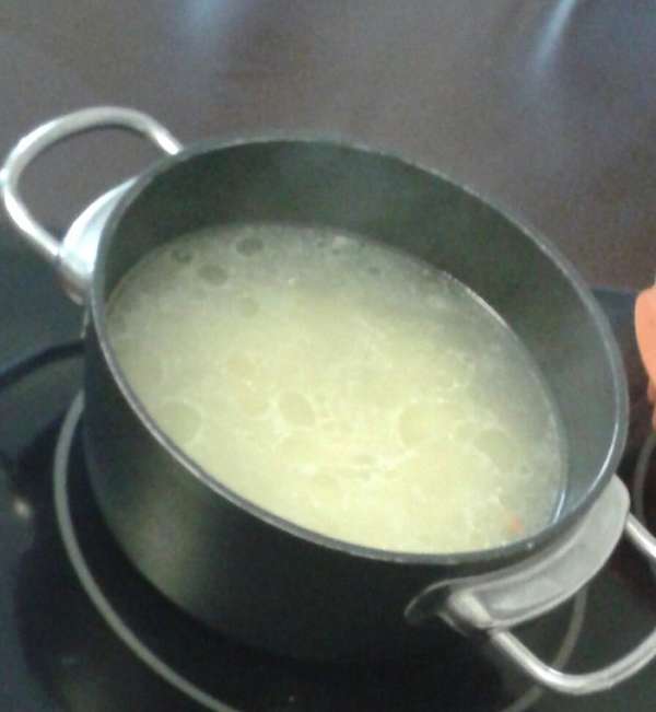 Бульон процедить через мелкое сито. Мясо отделить от кости, разделить на мелкие кусочки, отправить в бульон, овощи убрать (они больше не нужны).. Бульон процедить через мелкое сито. Мясо отделить от кости, разделить на мелкие кусочки, отправить в бульон, овощи убрать (они больше не нужны)..