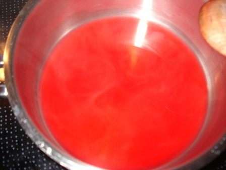 Через 12 часов приготовить покрытие. В кастрюльку  положить желе,добавить краситель и растопить. Смазать торт.
Поставить в холодильник на 4-6 часов.
Готовый торт украсить лепестками роз.