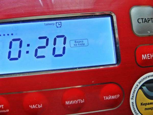 Наливаем в мультиварку литр воды, ставим поднос с кексами, закрываем крышку и устанавливаем программу «готовка на пару». Наливаем в мультиварку литр воды, ставим поднос с кексами, закрываем крышку и устанавливаем программу «готовка на пару».