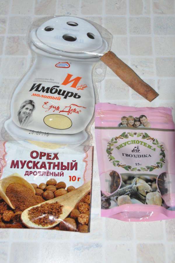 Приготовим пряности.
В небольшом сотейнике смешать все пряности и залить водой. Вскипятить и дать настояться под крышкой в течение 10 минут для раскрытия аромата. 