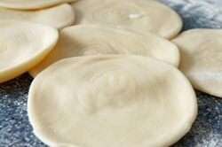 Каждый кусочек приплюснуть и раскатать в лепешку, на этот раз не экстремально тонко. Каждый кусочек приплюснуть и раскатать в лепешку, на этот раз не экстремально тонко.