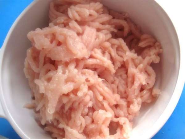 Филе прокрутить через мясорубку, посолить. 