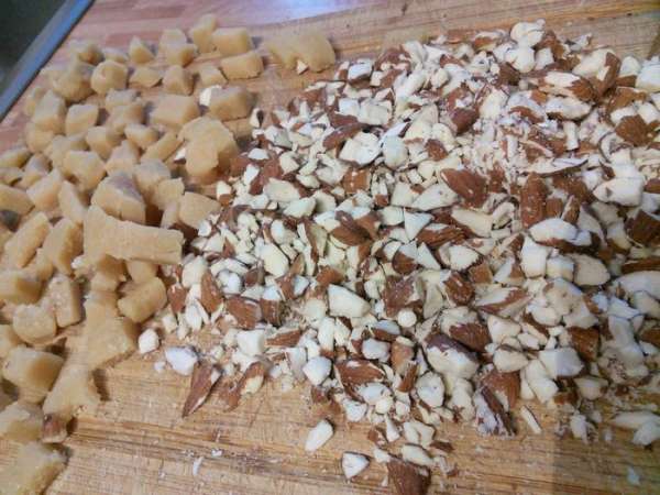 Для начала нужно смазать форму для выпечки маслом и посыпать мукой, манкой или сухарями. Заранее вынуть яйца и масло, они нам понадобятся комнатной температуры. Из вишни слить сок, если вы используете вишни консервированные. Марципан мелко нарезать. Миндаль порубить. Отвесить пшеничную муку, отобрать 1 ст. л. и отставить в сторону. Для начала нужно смазать форму для выпечки маслом и посыпать мукой, манкой или сухарями. Заранее вынуть яйца и масло, они нам понадобятся комнатной температуры. Из вишни слить сок, если вы используете вишни консервированные. Марципан мелко нарезать. Миндаль порубить. Отвесить пшеничную муку, отобрать 1 ст. л. и отставить в сторону.