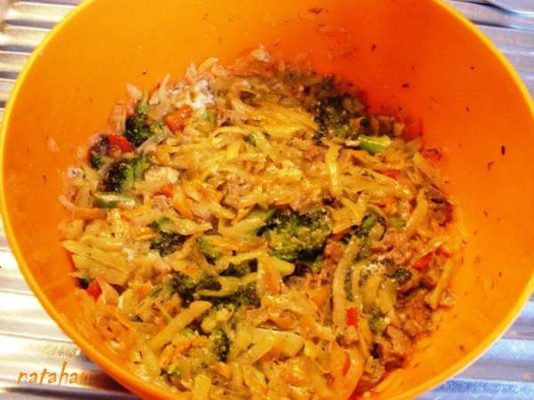 Достать дозу (аккуратно - ПАР!). Попробовать. Добавить по вкусу то, чего не хватает (соль и специи). Добавить взбитое сырое куриное яйцо и всё тщательно перемешать. Уплотнить, прикрыть крышкой и опять поставить в СВЧ на 1 минуту при мощности 300. Попробовать овощи на готовность. Всё готово! Достать дозу (аккуратно - ПАР!). Попробовать. Добавить по вкусу то, чего не хватает (соль и специи). Добавить взбитое сырое куриное яйцо и всё тщательно перемешать. Уплотнить, прикрыть крышкой и опять поставить в СВЧ на 1 минуту при мощности 300. Попробовать овощи на готовность. Всё готово!