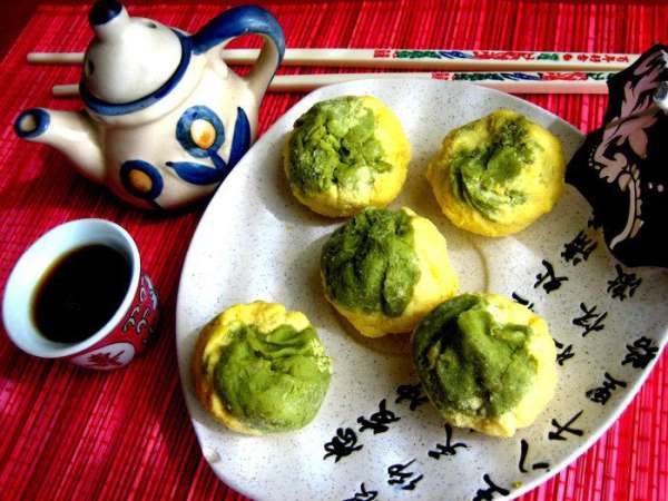 Мы все попробовали для общего развития, но вкус, как говорил Райкин 'специфический'..., надо привыкнуть к сладкому желтку, ну а горошек всегда немного сладковатый! Больше нам привычен солёный вариант))), но что поделаешь... ВОСТОК - дело тонкое)))