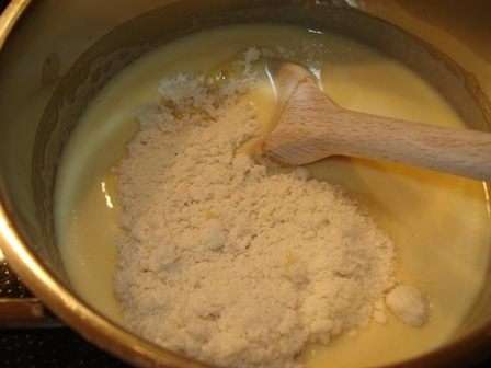 Каждый креп смазываем курдом и укладываем друг на друга. Сверхуа- клубника. Каждый креп смазываем курдом и укладываем друг на друга. Сверхуа- клубника.