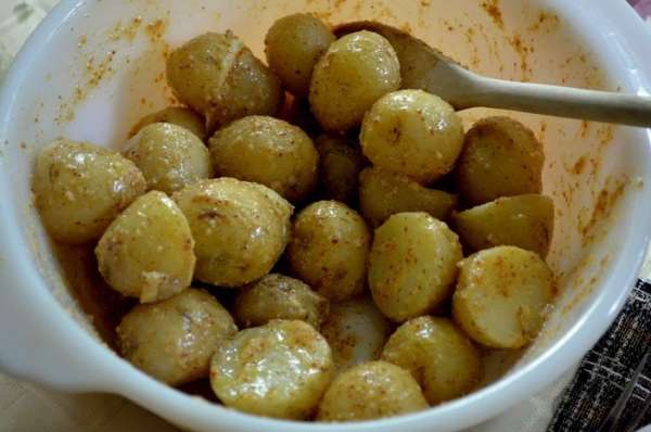 Смешаем соус и добавим  наш картофель.