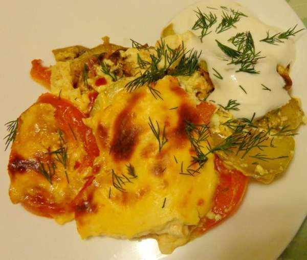Запеканка вкусна и в горячем виде, и в холодном. В горячем она не держит форму, но на такие мелочи никто внимания не обращал!