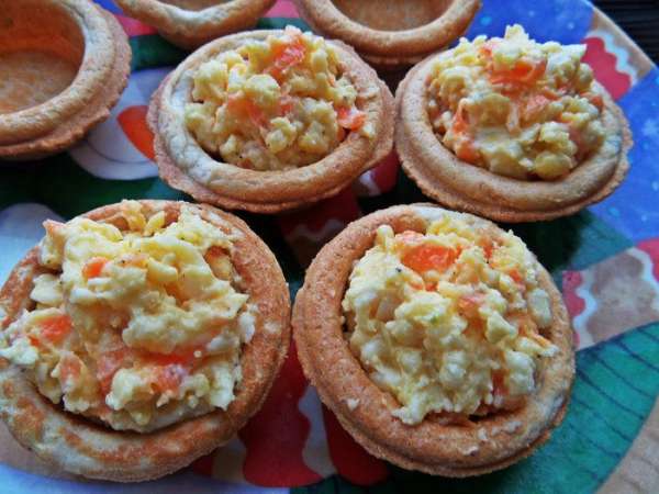 Раскладываем салатик по тарталеткам и немного украшаем кукурузой по краям (или во внутрь) и вырезаем сердечки из красного перца. Раскладываем салатик по тарталеткам и немного украшаем кукурузой по краям (или во внутрь) и вырезаем сердечки из красного перца.