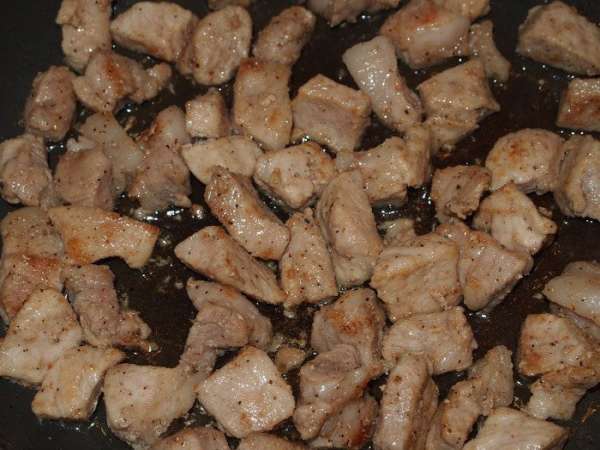 Свинину нарезать небольшими кусочками и обжарить на подсолнечном масле до готовности, до легкого зарумянивания. Свинину нарезать небольшими кусочками и обжарить на подсолнечном масле до готовности, до легкого зарумянивания.