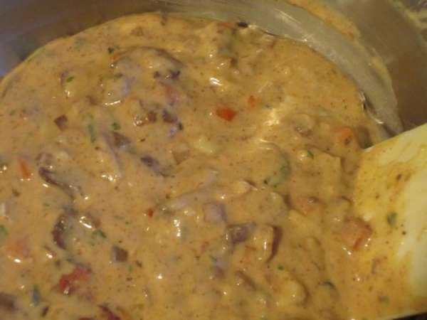 Добавить петрушку, остывшую куриную печень с луком и морковью и ещё раз перемешать. Добавить петрушку, остывшую куриную печень с луком и морковью и ещё раз перемешать.
