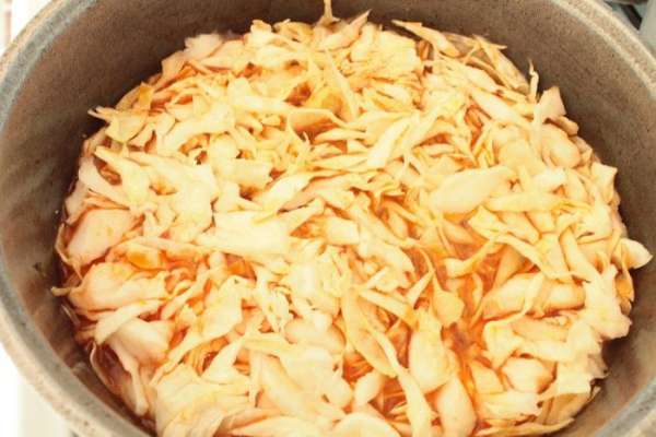 Капусту выкладываем ровным слоем поверх овощей с грибами.Воду ,которая осталась от грибов,разбавить кипятком в 2-3 раза,вылить в казан.Солим и перчим по вкусу,добавляем кусочек лаврового листика и сушеный укроп.Уровень жидкости должен быть чуть ниже уровня капусты.Накрыть казан крышкой и тушить на небольшом огне 30- 35 минут.Если надо,подливаем кипятка. Капусту выкладываем ровным слоем поверх овощей с грибами.Воду ,которая осталась от грибов,разбавить кипятком в 2-3 раза,вылить в казан.Солим и перчим по вкусу,добавляем кусочек лаврового листика и сушеный укроп.Уровень жидкости должен быть чуть ниже уровня капусты.Накрыть казан крышкой и тушить на небольшом огне 30- 35 минут.Если надо,подливаем кипятка.