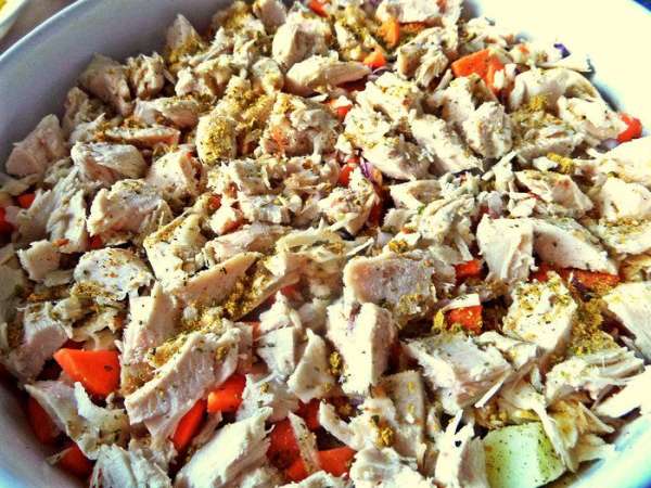 Сверху курица и приправы для курицы.