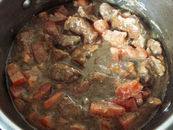  Сметану смешиваем с мукой. Выливаем в мясо. Добавляем помидоры. Убавляем огонь до минимального и тушим до готовности (у меня ушло 10 минут). Подаем с зеленью. BON APPETIT!