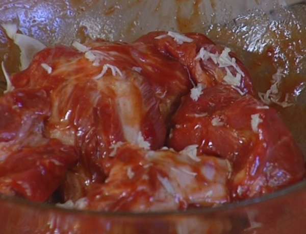 Глубокую тяжелую форму смазать оливковым маслом, выложить мясо, полить хересом и накрыть сверху фольгой. Глубокую тяжелую форму смазать оливковым маслом, выложить мясо, полить хересом и накрыть сверху фольгой.