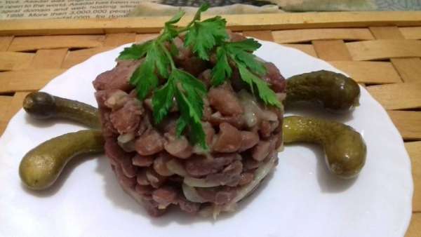 К фасоли подают различные соленья: красные и зеленые помидоры, огурцы, джонджоли, перец и капусту. Кому что нравится! К фасоли подают различные соленья: красные и зеленые помидоры, огурцы, джонджоли, перец и капусту. Кому что нравится!