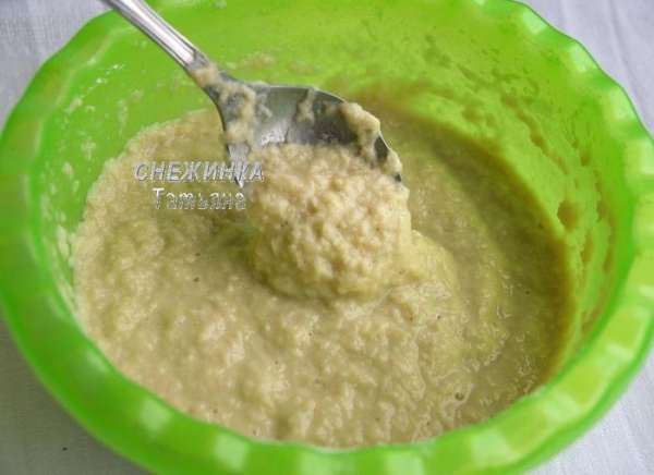 Кладём соль по вкусу, яйцо, соду и муку. Перемешиваем. Тесто готово. Кладём соль по вкусу, яйцо, соду и муку. Перемешиваем. Тесто готово.
