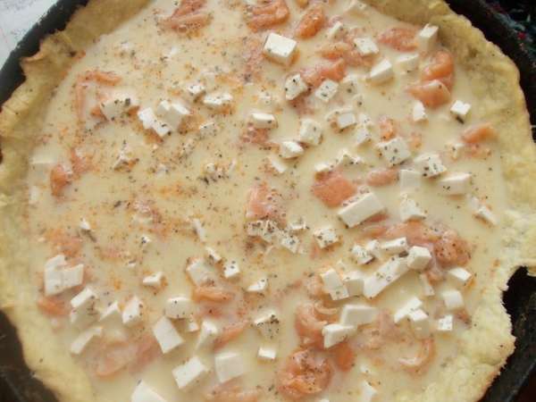 Сверху залить взбитыми яйцами с молоком и сыром. Поставить запекаться на 35-40 минут при 180-190 С.