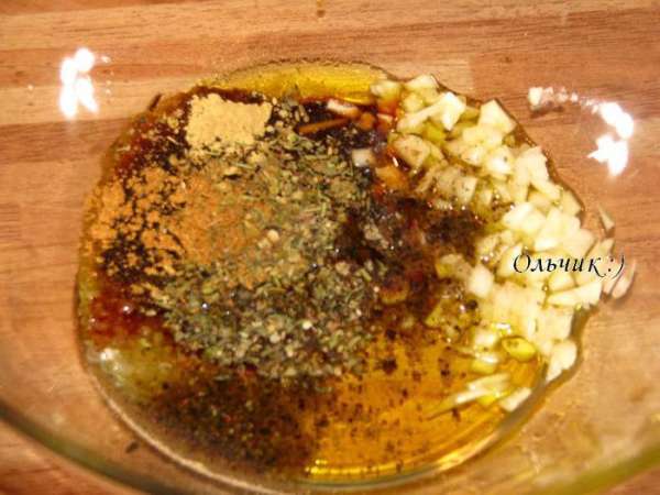 Готовим маринад для курицы: смешиваем оливковое масло, ворчестерский соус, соль, перец, травы, чеснок, имбирь.