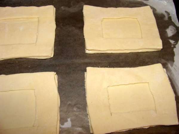 Квадратики с прорезью смазать водичкой и мокрой стороной приложить к квадратикам без дырочек. Поставить выпекать в духовку при 200* до приобретения золотистого цвета.