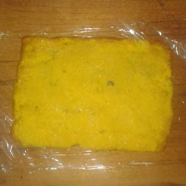 Вынимаем нашу заготовку для рулета из духовки. Даем немного остыть и аккуратно чтобы не порвать выкладываем на пищевую пленку. Вынимаем нашу заготовку для рулета из духовки. Даем немного остыть и аккуратно чтобы не порвать выкладываем на пищевую пленку.