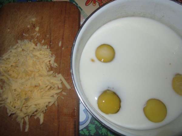 Яйца взбить с молоком, тертым сыром. Посолить, поперчить по вкусу. Яйца взбить с молоком, тертым сыром. Посолить, поперчить по вкусу.