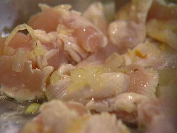 Куриные грудки нарезать длинными тонкими полосками, выложить в сковороду к луку с чесноком и, помешивая, обжаривать в течение 2−3 минут. Куриные грудки нарезать длинными тонкими полосками, выложить в сковороду к луку с чесноком и, помешивая, обжаривать в течение 2−3 минут.