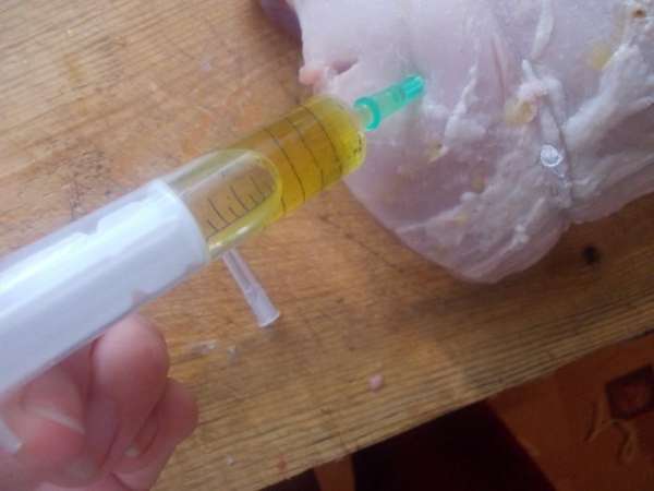 Затем мясо хорошо перевязать ниткой и с помощью шприца сделать уколы. Для этого нам понадобится толстая игла и немного усилий,так как маринад из оливкового масла вводиться довольно тяжело. Затем мясо хорошо перевязать ниткой и с помощью шприца сделать уколы. Для этого нам понадобится толстая игла и немного усилий,так как маринад из оливкового масла вводиться довольно тяжело.