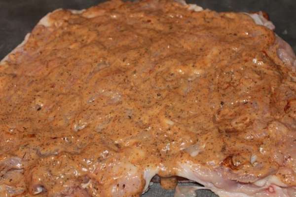  Соусом хорошенько промазываем куриное филе, оставляем на некоторое время.