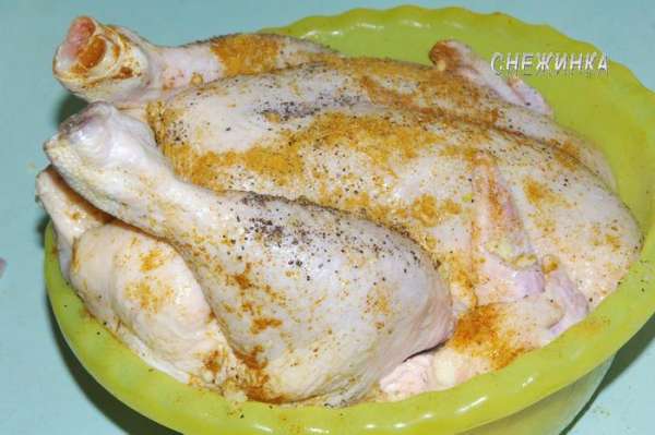 Курицу помыть. Посыпать солью, перцем. Смазать пряностями. Чеснок почистить, выдавить через пресс, хорошо смазать курицу. Не забудьте внутри тоже натереть приправами и чесноком! Накрыть ее пищевой пленкой и оставить мариноваться в холодильнике около 1 часа. Можно оставить на ночь, а утром запечь. Курицу помыть. Посыпать солью, перцем. Смазать пряностями. Чеснок почистить, выдавить через пресс, хорошо смазать курицу. Не забудьте внутри тоже натереть приправами и чесноком! Накрыть ее пищевой пленкой и оставить мариноваться в холодильнике около 1 часа. Можно оставить на ночь, а утром запечь.