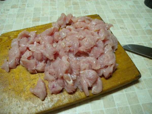 Порезать  мясо, грибы и лук одинаковыми кусочками. 