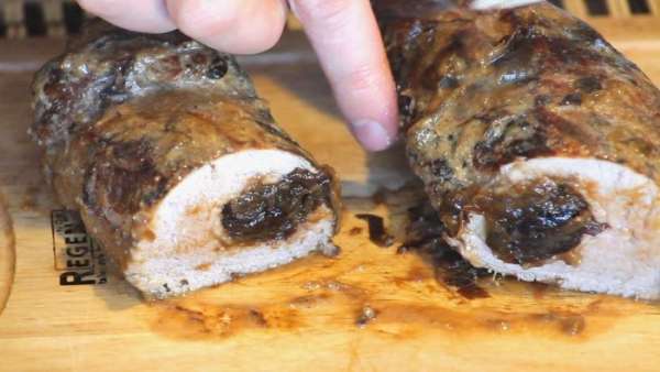 Режем вырезку на порционные кусочки. Готово!