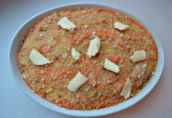 Выложить на мясо пюре из тыквы, посыпать панировочными сухарями и сверху разложить кусочками оставшееся сливочное масло. Запекать в разогретой до 180г духовке 20-25 мин.