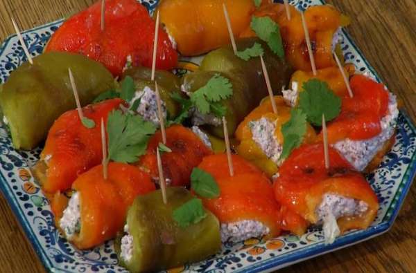 Посыпать закуску листьями кинзы.