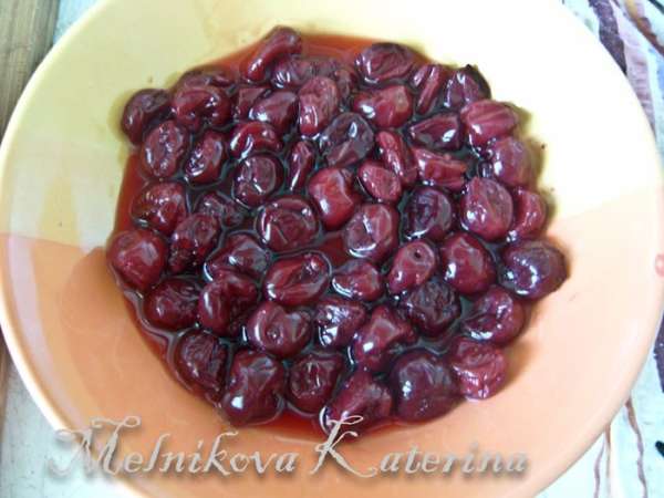 Добавить яйца, растопленное масло, молоко, сливки и вишневый сок (либо коньяк, в котором замачивалась вишня). 