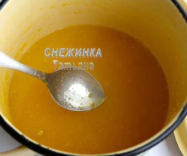 Перекладываем в кастрюлю, насыпаем сахар, наливаем 600 мл воды и добавляем сок лимона. Перемешиваем. Доводим до кипения и кипятим 10 минут. Затем даём остыть под крышкой.