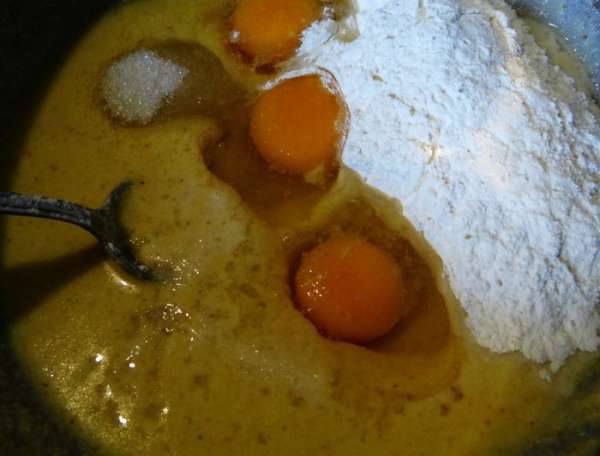 Добавить яйца, пшеничную муку, куркуму, сахар, теплое молоко. Посолить и перемешать так, чтобы получилось однородное тесто. Добавить яйца, пшеничную муку, куркуму, сахар, теплое молоко. Посолить и перемешать так, чтобы получилось однородное тесто.