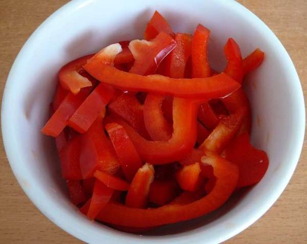 Лук нашинковать полукольцами. Лук нашинковать полукольцами.