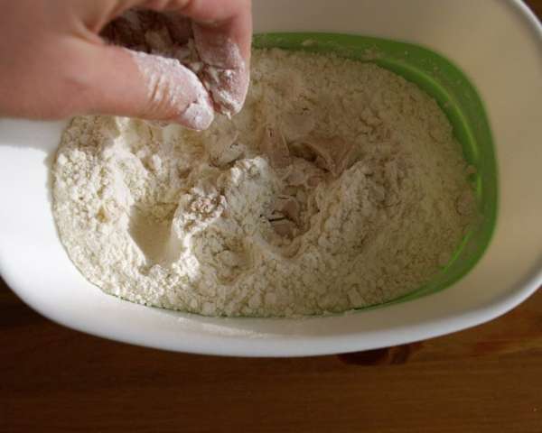 Количество ингредиентов указано на 750 г хлеба. И по рецепту используются сухие дрожжи - 1 ч.л. Но я предпочитаю свежие 'живые' дрожжи, которые предварительно растираю пальцами с мукой...  