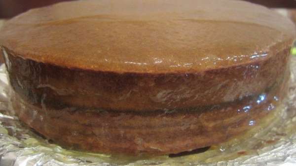 Оставшийся джем протереть через сито, снова немного подогреть и нанести на верх бисквита, разровнять ножом и заполнить все неровности по бокам. Поставить в холод до полного застывания джема. Оставшийся джем протереть через сито, снова немного подогреть и нанести на верх бисквита, разровнять ножом и заполнить все неровности по бокам. Поставить в холод до полного застывания джема.