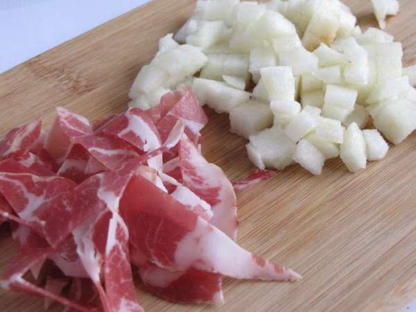 Грушу порезать мелким  кубиком, бекон полосками.