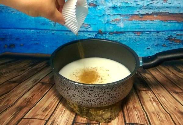 Добавляем корицу и мускатный орех, перемешиваем и отправляем на плиту до закипания, чтобы наши специи начали отдавать свои ароматы. Здесь вполне можно поэкспериментировать и добавить те специи, которые нравятся вам, например гвоздику. Добавляем корицу и мускатный орех, перемешиваем и отправляем на плиту до закипания, чтобы наши специи начали отдавать свои ароматы. Здесь вполне можно поэкспериментировать и добавить те специи, которые нравятся вам, например гвоздику.