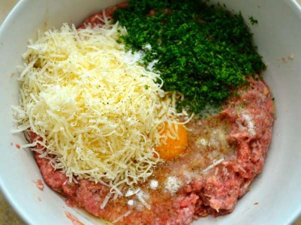 Тертый сыр, соль, перец (по вкусу) и петрушку.