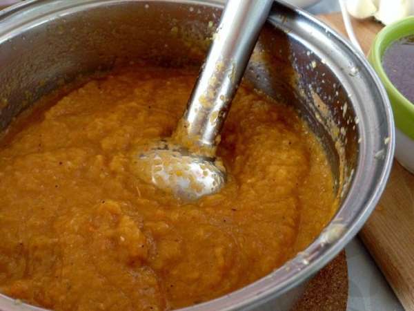 Овощи пюрировать блендером.